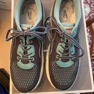 Like new Dansko 39 Pace Mesh tennis shoes navy blue